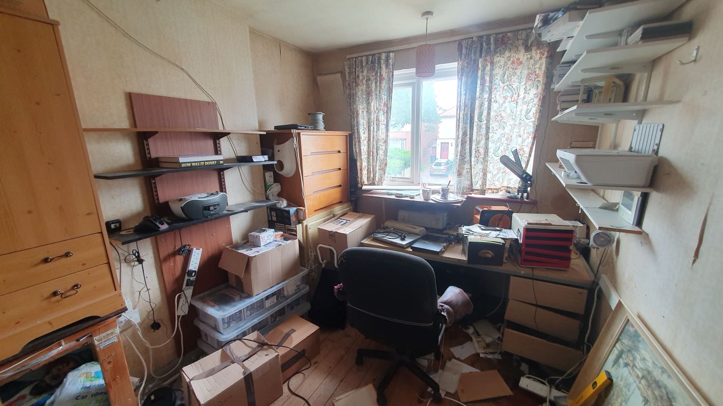 Leasehold Vacant Mid-Terraced House with Three Bedrooms