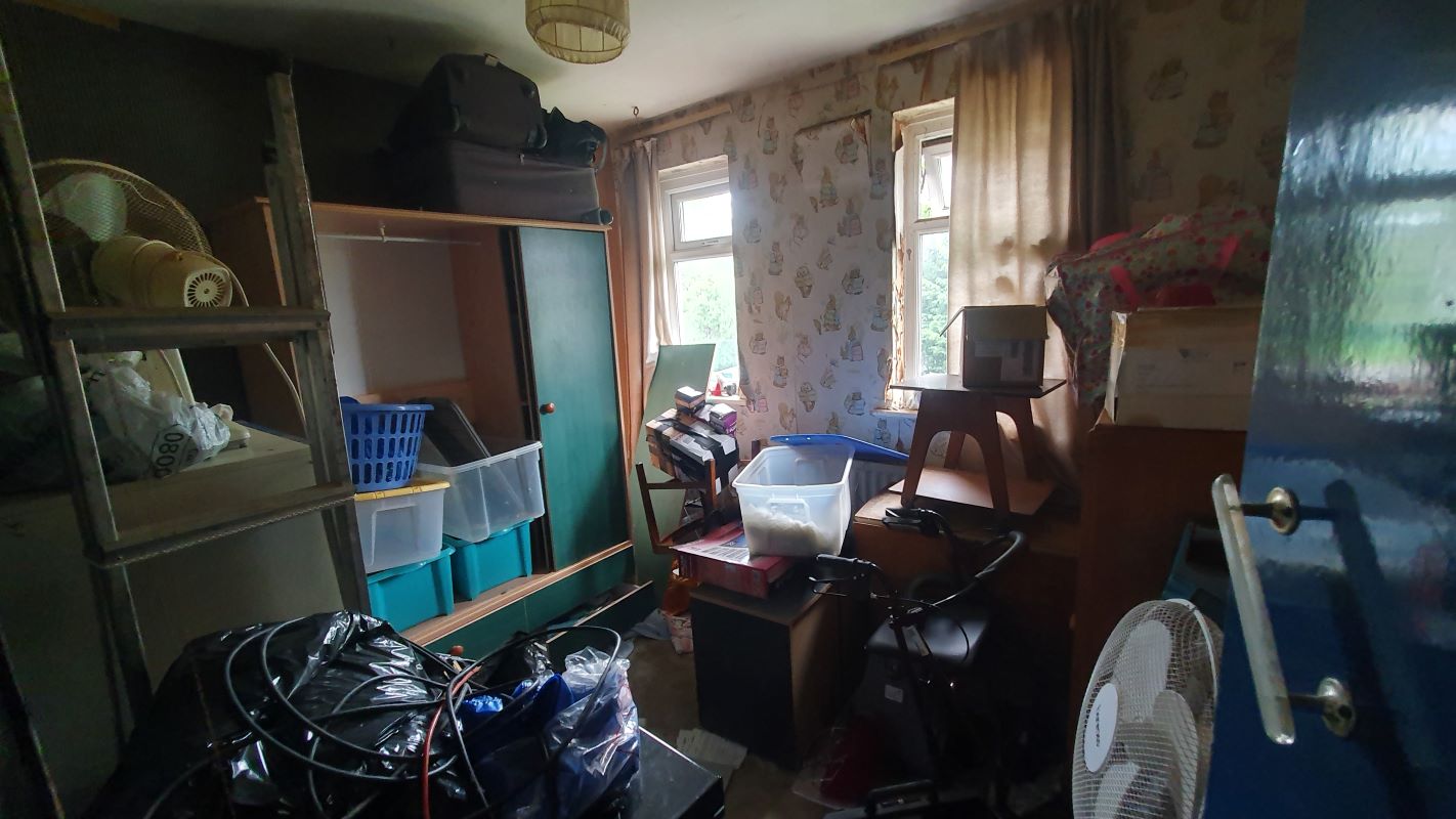 Leasehold Vacant Mid-Terraced House with Three Bedrooms