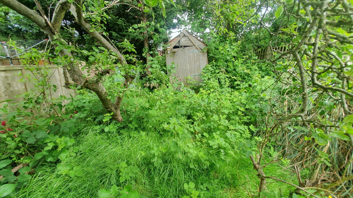 Leasehold Vacant Mid-Terraced House with Three Bedrooms