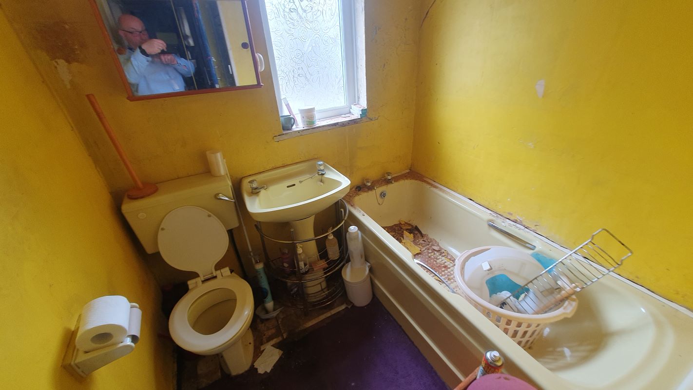 Leasehold Vacant Mid-Terraced House with Three Bedrooms