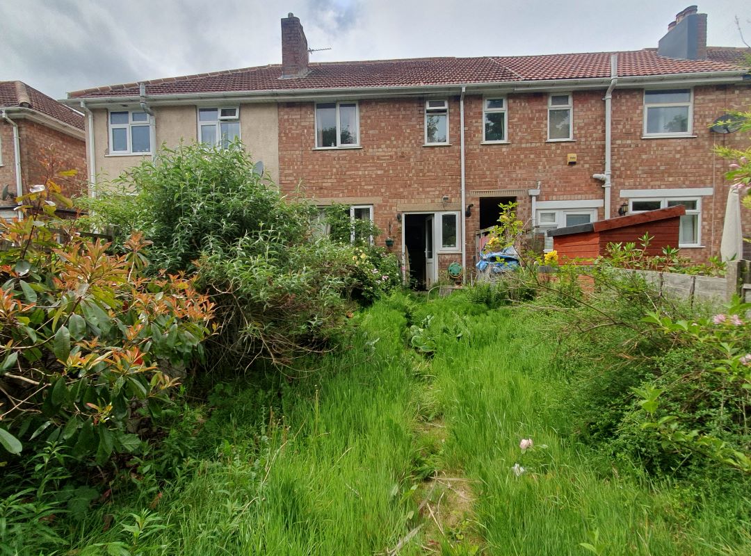 Leasehold Vacant Mid-Terraced House with Three Bedrooms