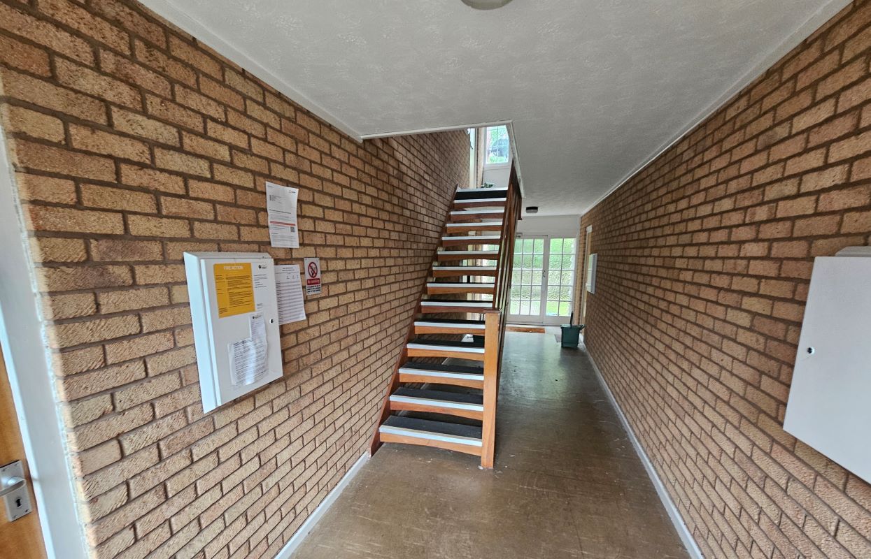 Leasehold Vacant Studio Flat in Sought After Location