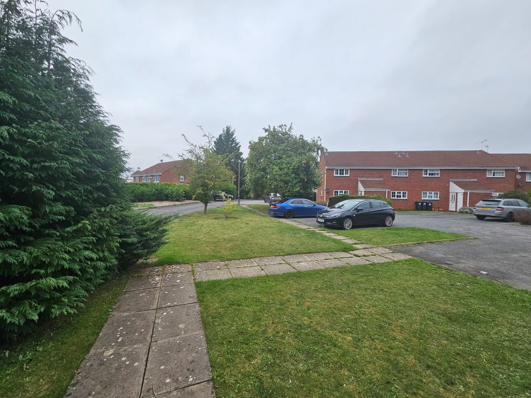 Leasehold Vacant Studio Flat in Sought After Location