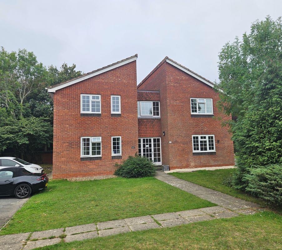 Leasehold Vacant Studio Flat in Sought After Location