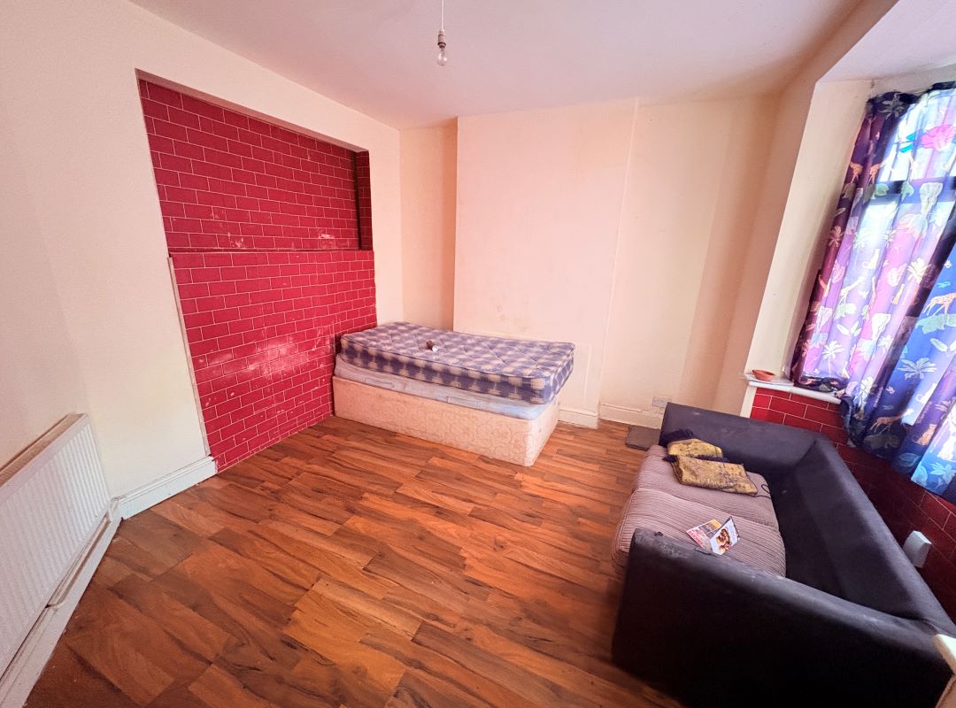 Freehold Vacant Three Bedroom House