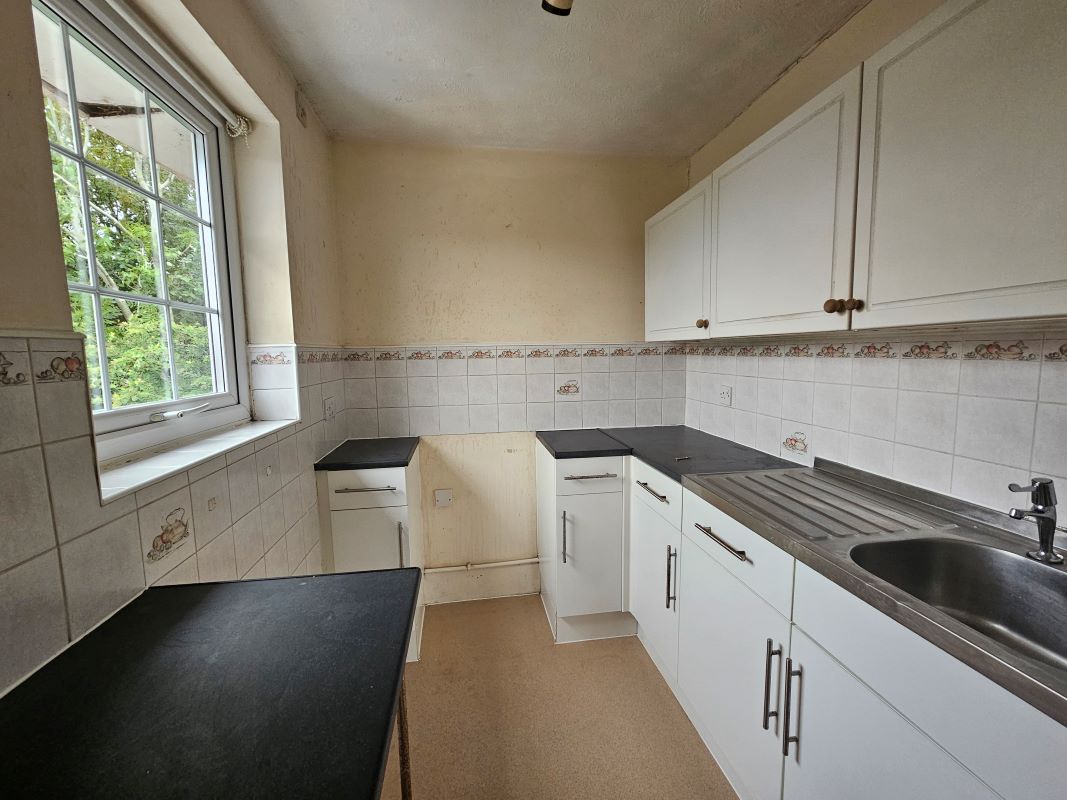Leasehold Vacant Studio Flat in Sought After Location