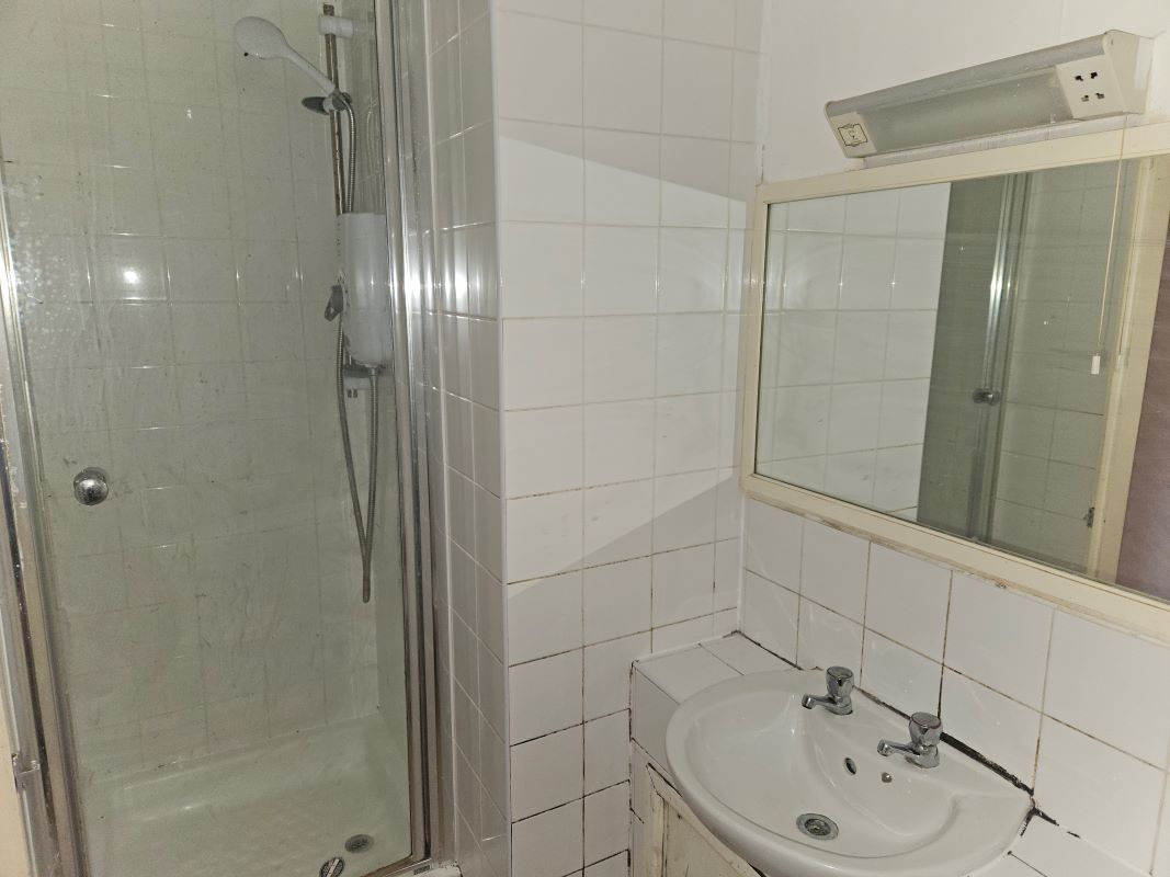 Leasehold Vacant Studio Flat in Sought After Location