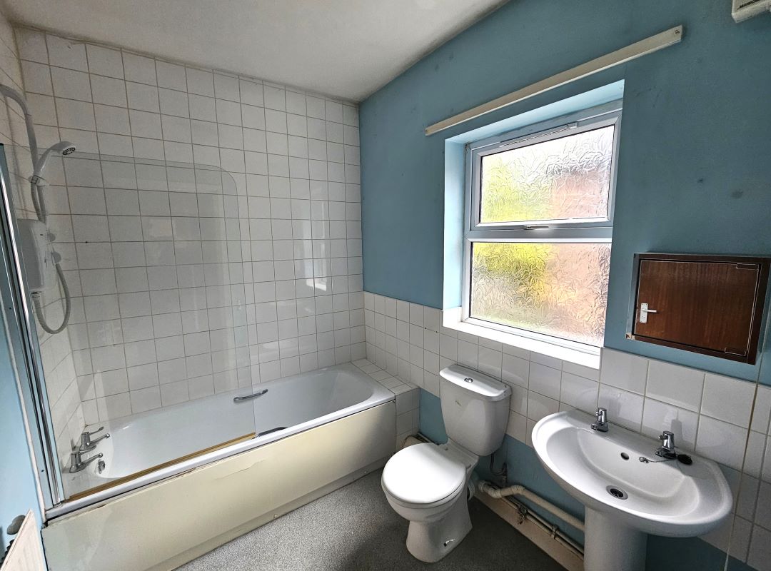 Freehold Vacant Terraced House with Two Bedrooms