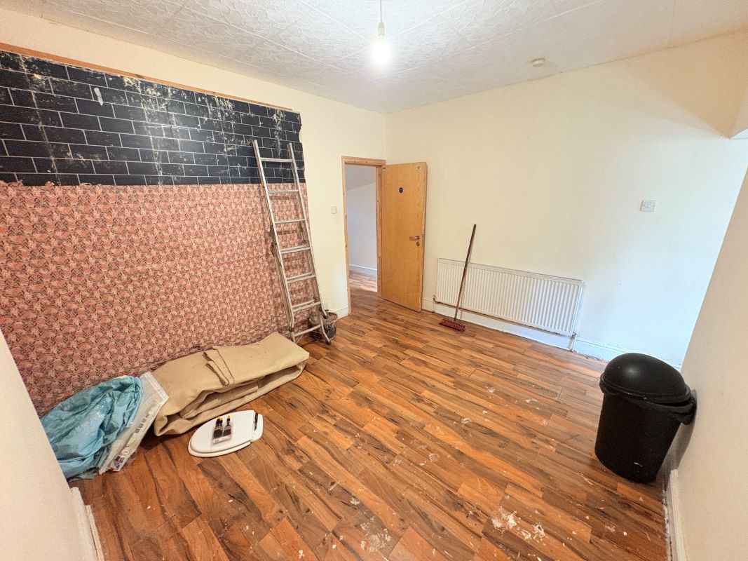 Freehold Vacant Three Bedroom House