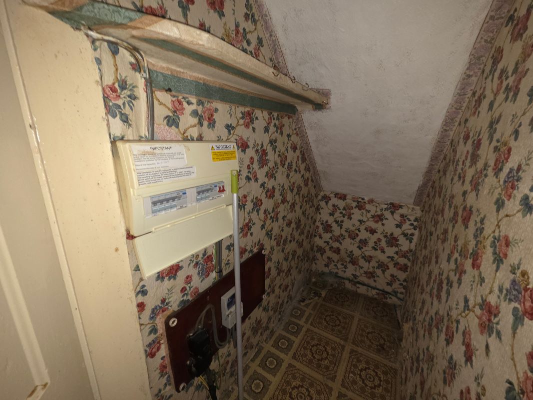 Freehold Vacant Three Bedroom Terrace House