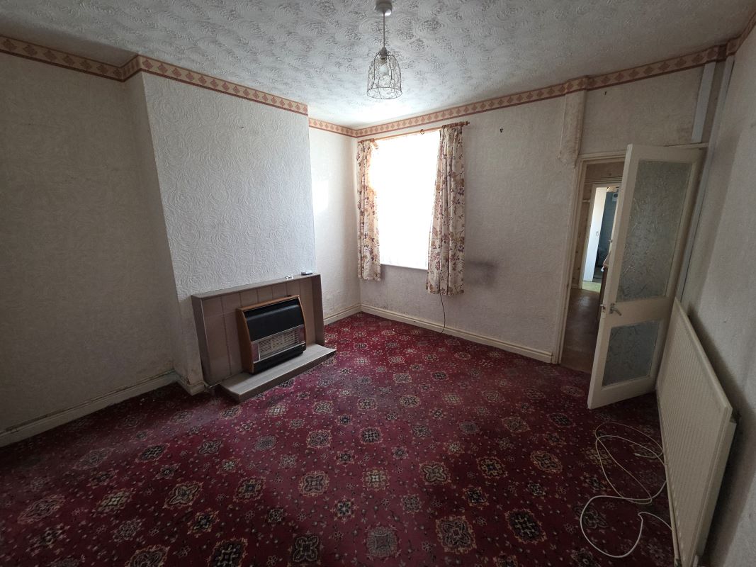Freehold Vacant Three Bedroom Terrace House