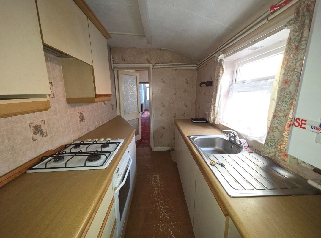 Freehold Vacant Three Bedroom Terrace House