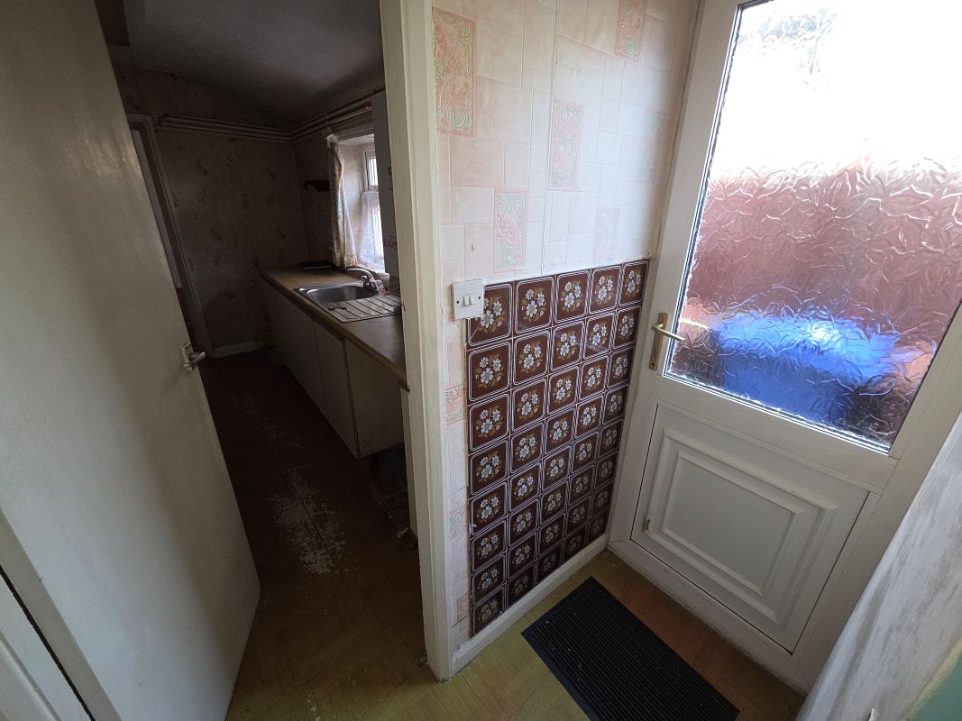 Freehold Vacant Three Bedroom Terrace House
