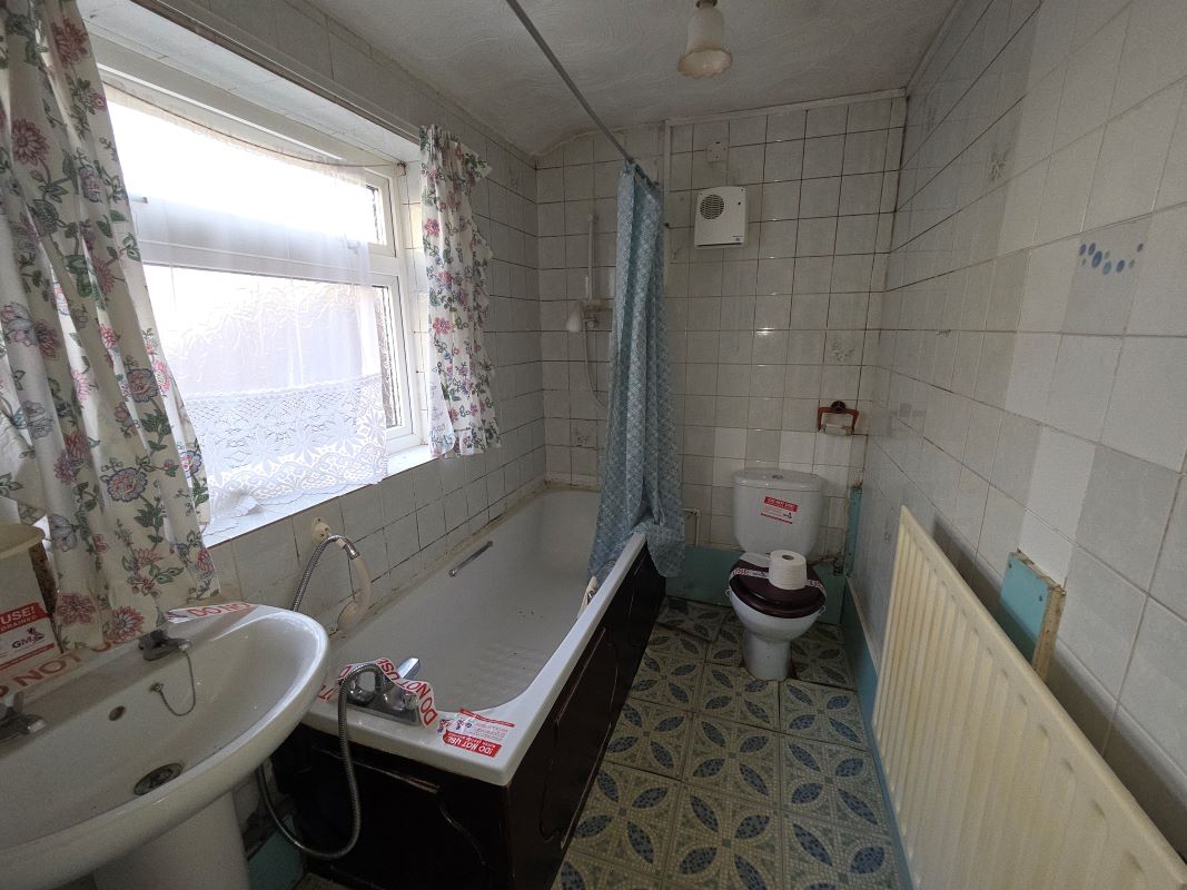 Freehold Vacant Three Bedroom Terrace House