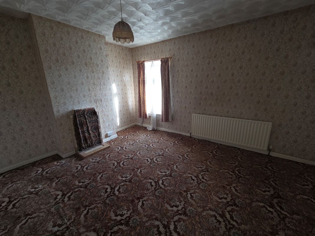 Freehold Vacant Three Bedroom Terrace House