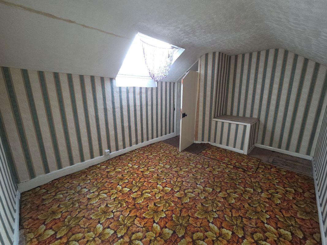 Freehold Vacant Three Bedroom Terrace House