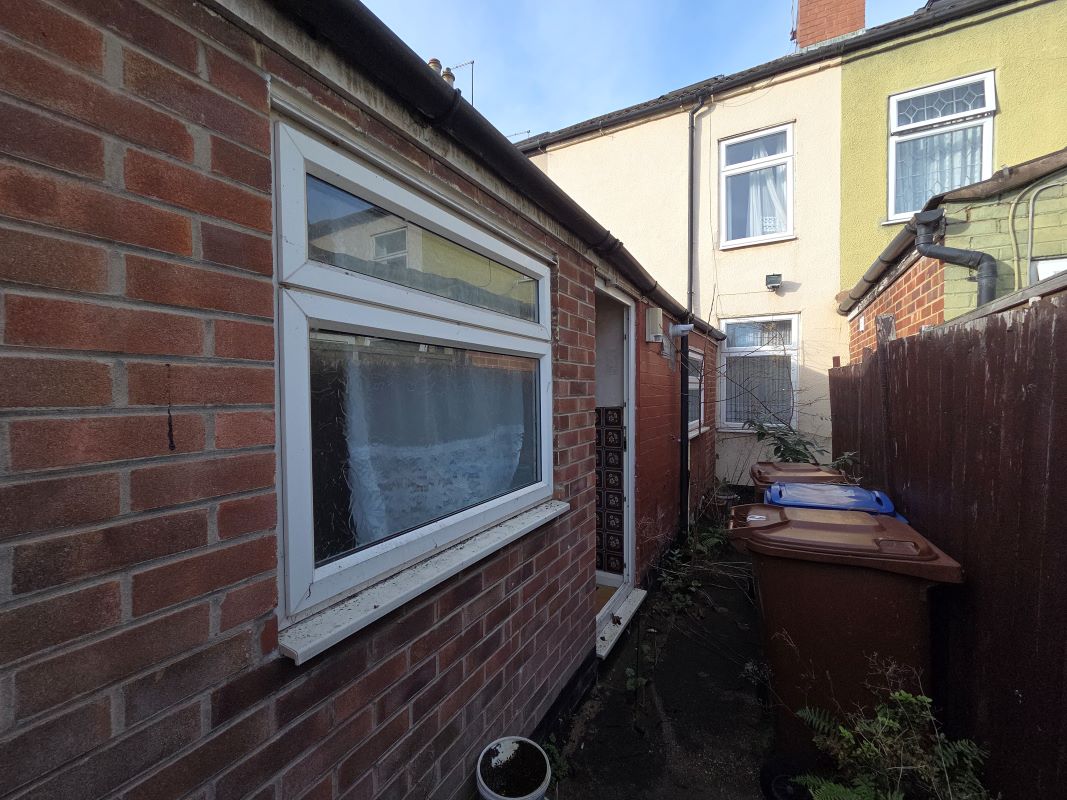 Freehold Vacant Three Bedroom Terrace House