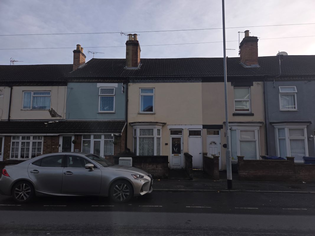 Freehold Vacant Three Bedroom Terrace House