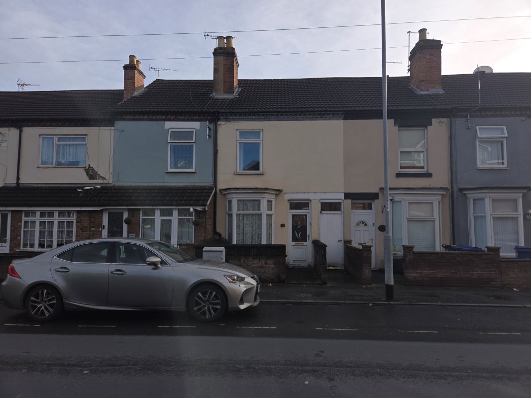 Freehold Vacant Three Bedroom Terrace House
