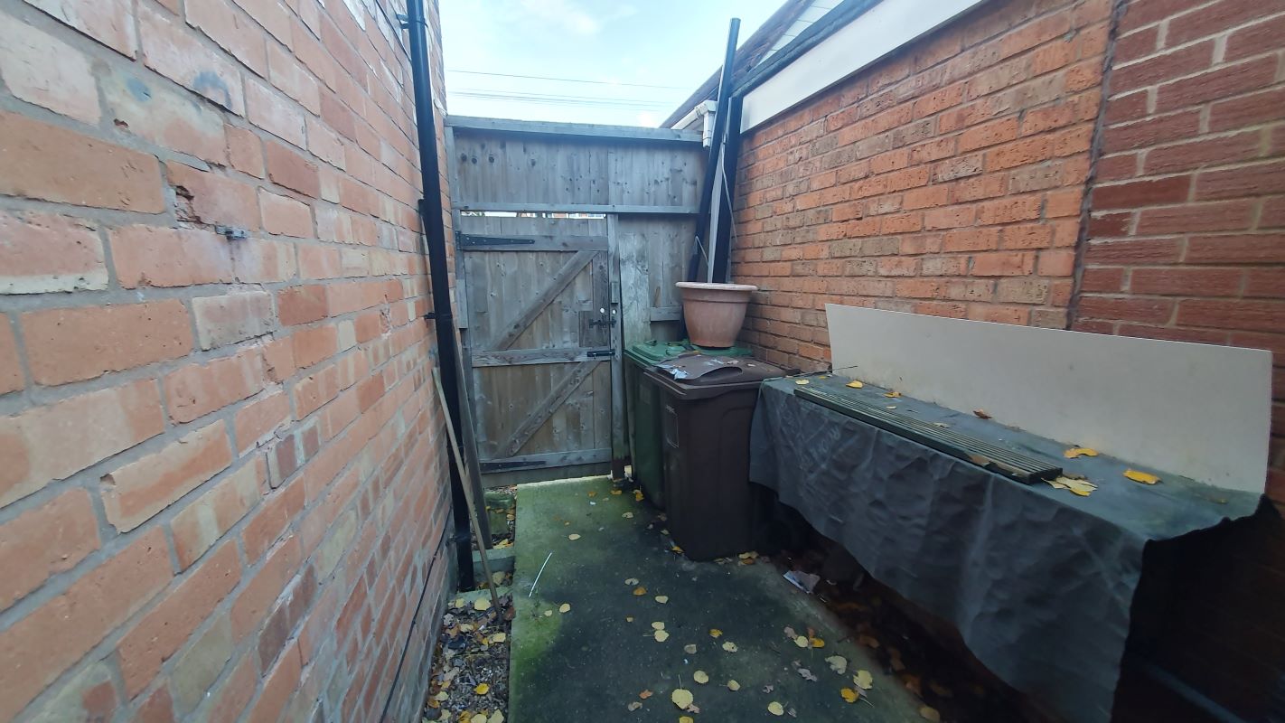 Freehold Vacant Semi-Detached House with Three Bedrooms