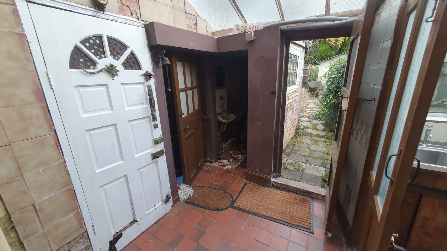 Freehold Vacant Semi-Detached House With Three Bedrooms