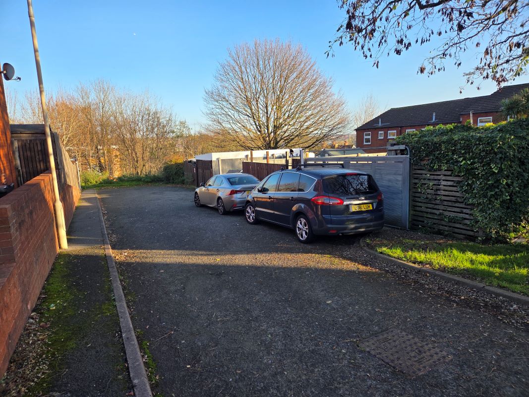 Freehold Vacant Three Bedroom House