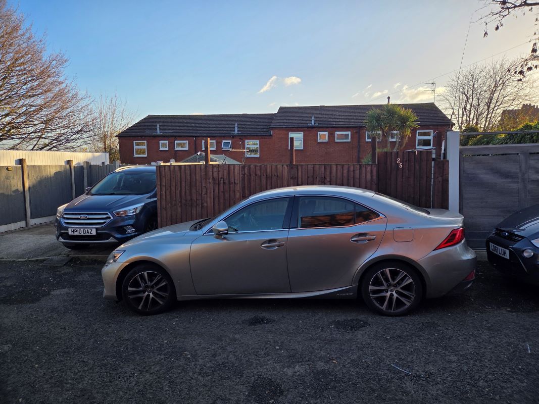 Freehold Vacant Three Bedroom House