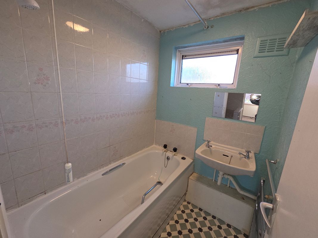 Freehold Vacant Three Bedroom House