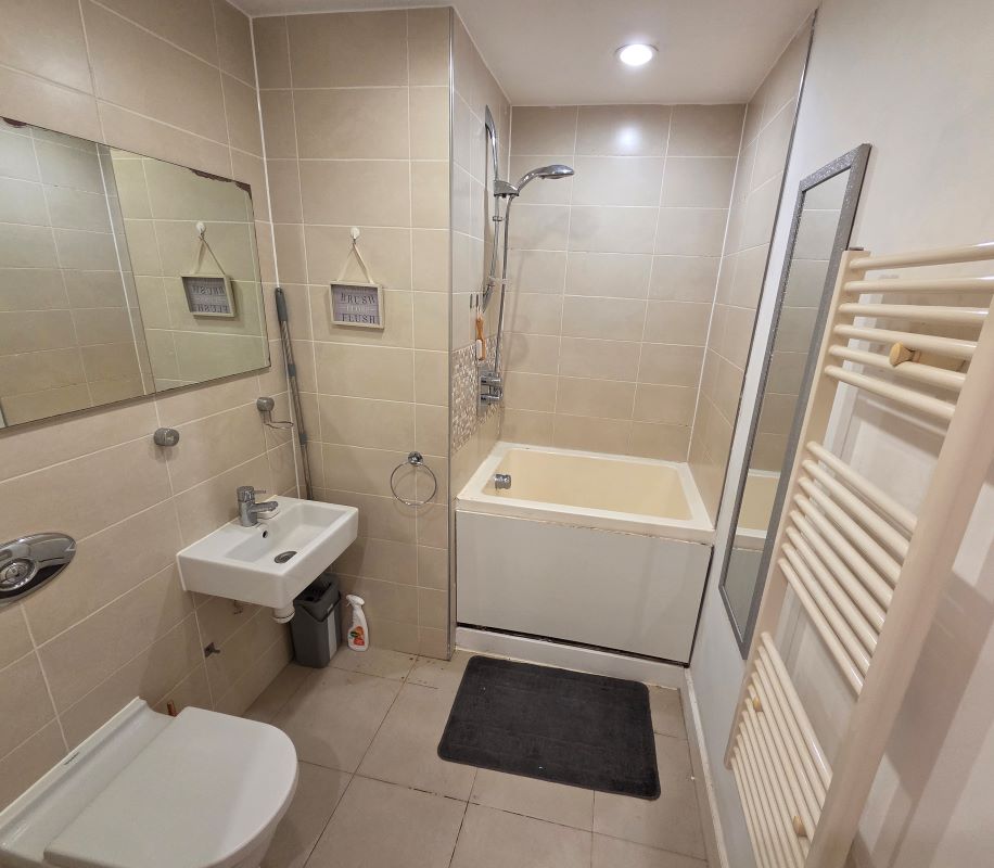 Leasehold Vacant Modern First Floor City Centre Apartment