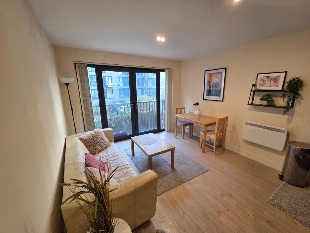 Leasehold Vacant Modern First Floor City Centre Apartment