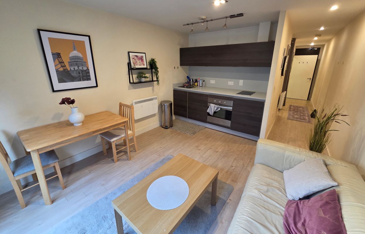 Leasehold Vacant Modern First Floor City Centre Apartment