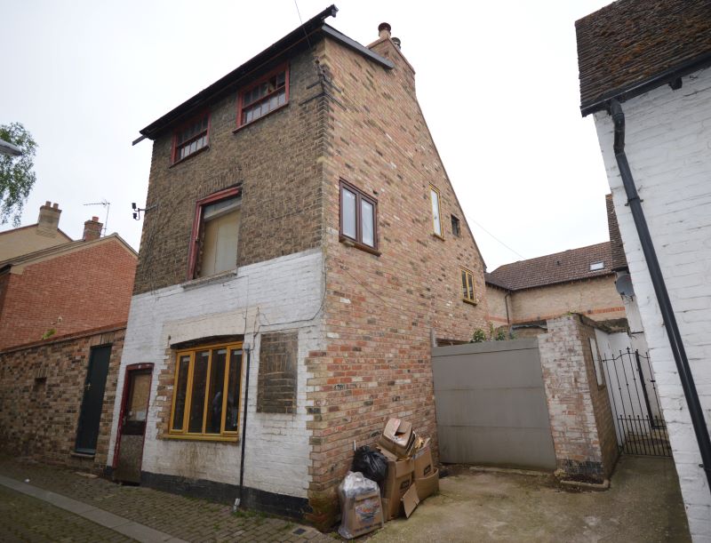 12 Royal Oak Passage, Huntingdon for sale at auction on 22 Jun 2016 02