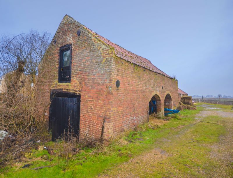 barn farm willow