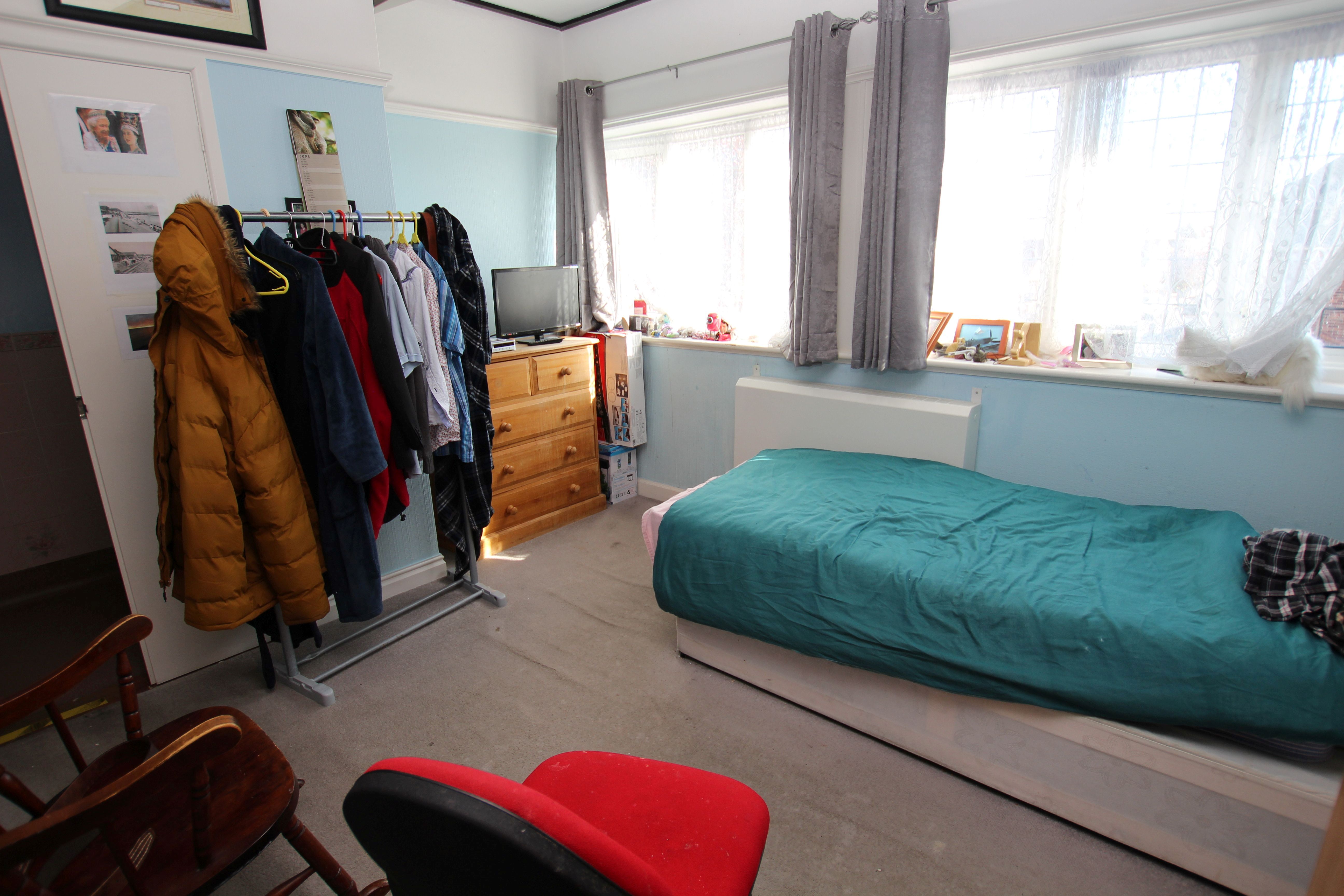 19 York Road, Holland-on-Sea, Essex, CO15 5NS