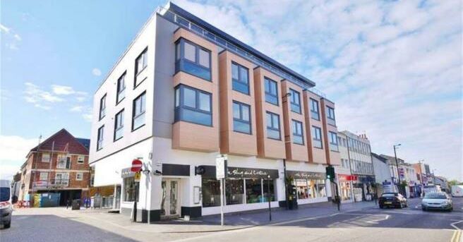 Flat 3 Hanover House, 78 High Street, Brentwood, Essex, CM14 4AP