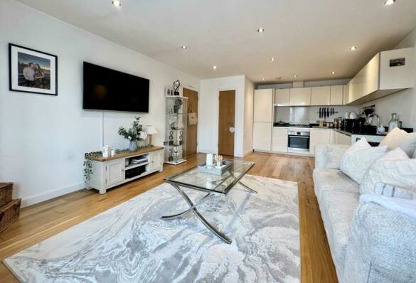 Flat 3 Hanover House, 78 High Street, Brentwood, Essex, CM14 4AP