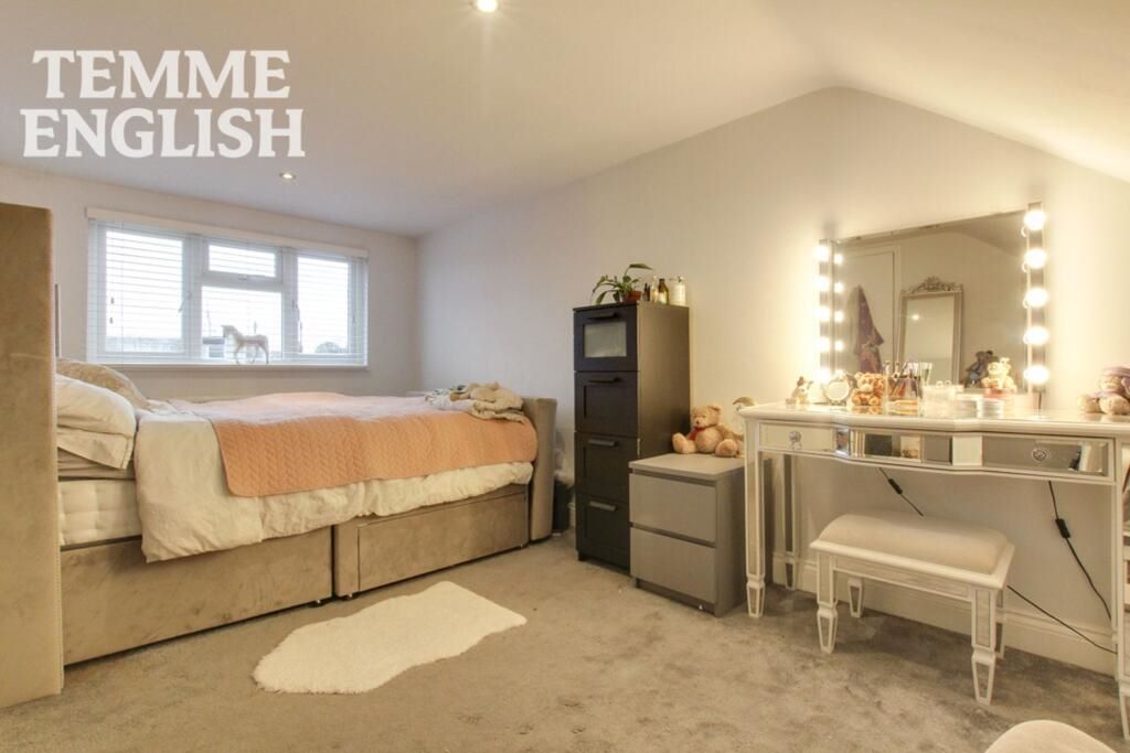 33 Laurel Avenue, Wickford, Essex, SS12 0BH