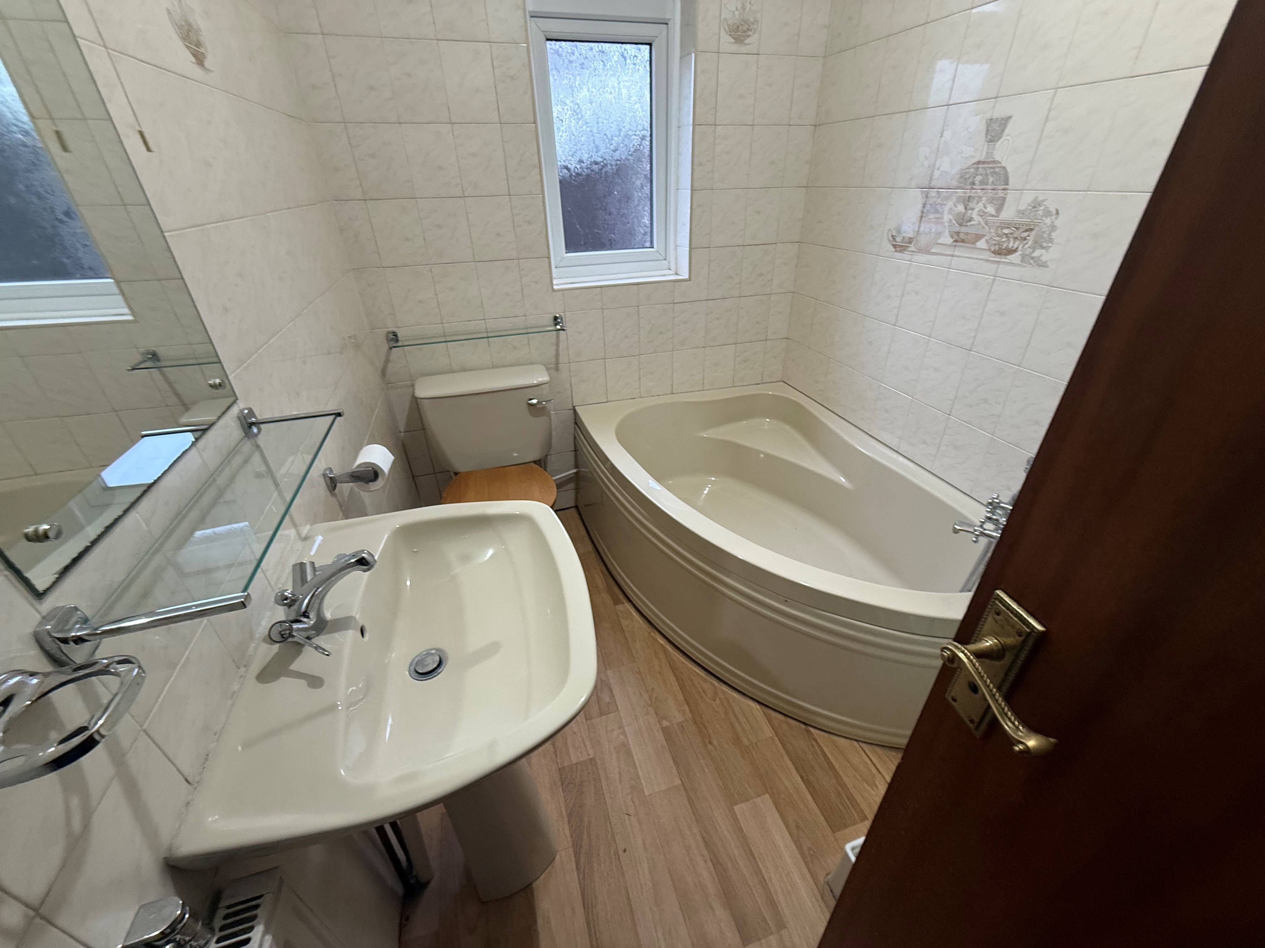 48 Station Crescent, Rayleigh, Essex, SS6 8AU