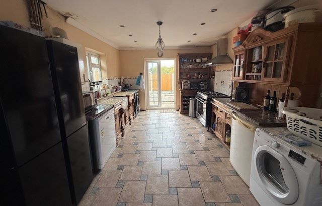 13 Meadow Way, Jaywick, Clacton-on-Sea, Essex, CO15 2SG