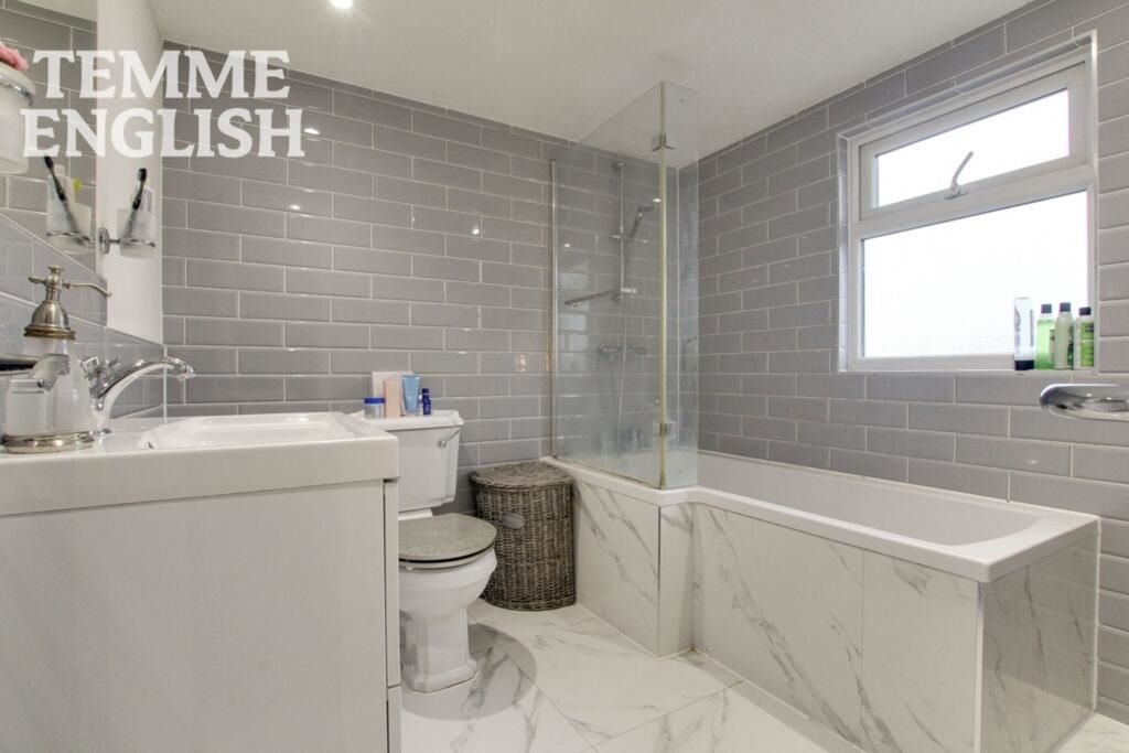 33 Laurel Avenue, Wickford, Essex, SS12 0BH