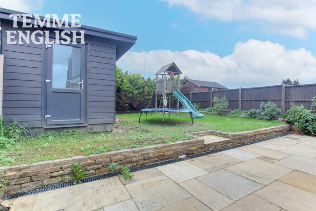 33 Laurel Avenue, Wickford, Essex, SS12 0BH