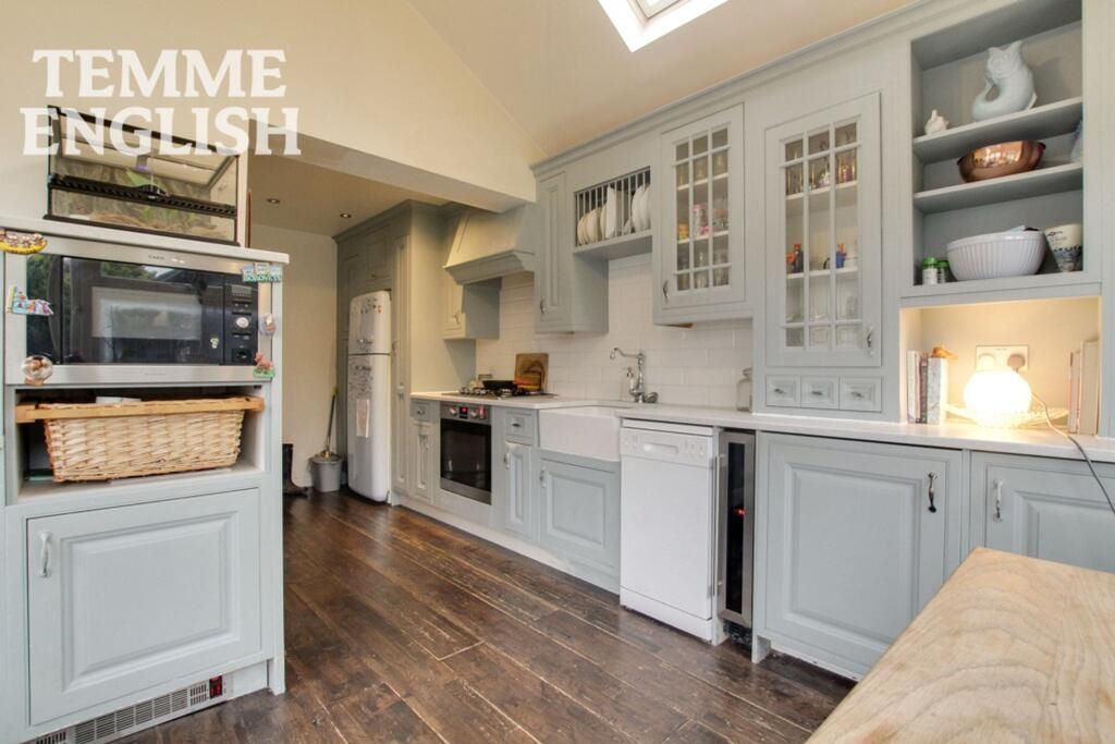 33 Laurel Avenue, Wickford, Essex, SS12 0BH