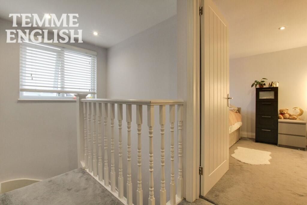 33 Laurel Avenue, Wickford, Essex, SS12 0BH