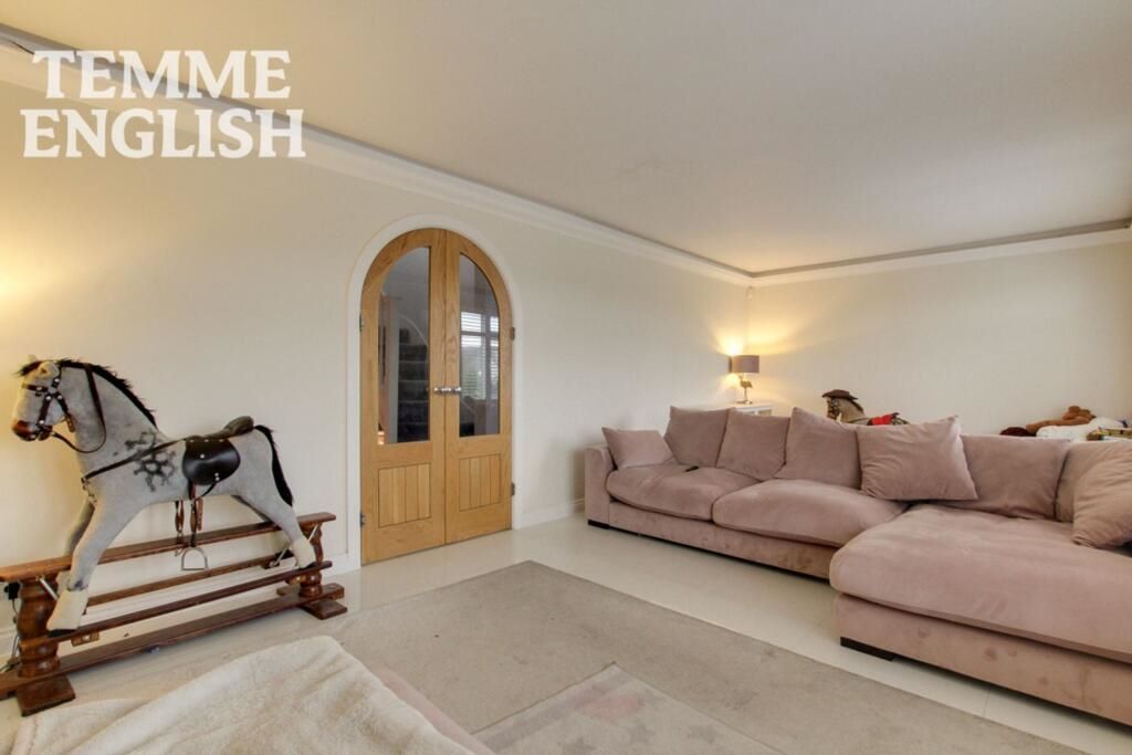 33 Laurel Avenue, Wickford, Essex, SS12 0BH