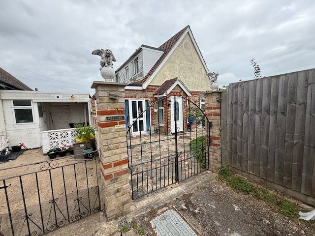 13 Meadow Way, Jaywick, Clacton-on-Sea, Essex, CO15 2SG