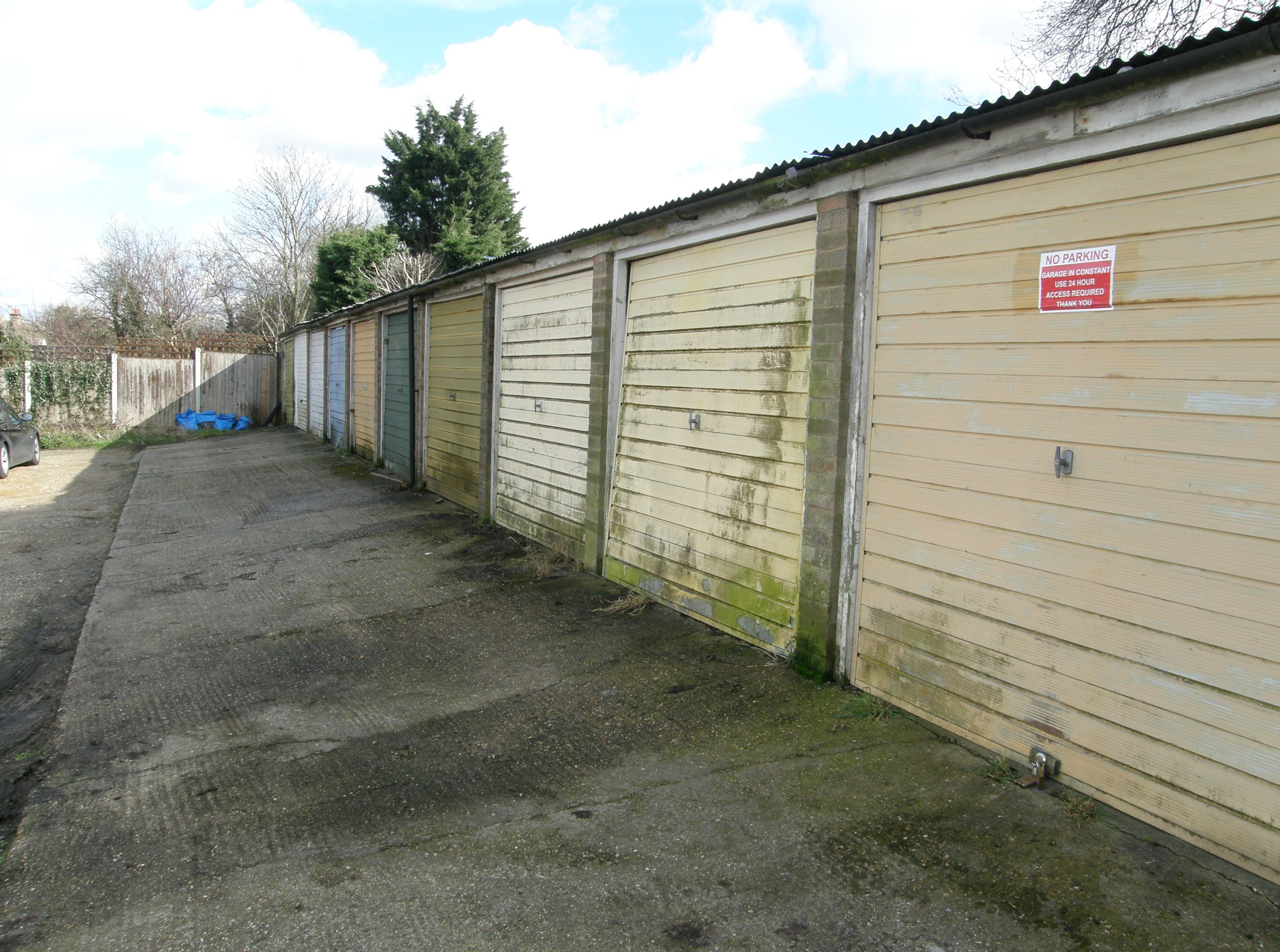 Lock up Garages rear of 138 Southend Road, Stanford-le-Hope, Essex, SS17 7AL
