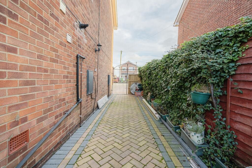 Immingham, South Humberside, DN40 2LR - Online Properties