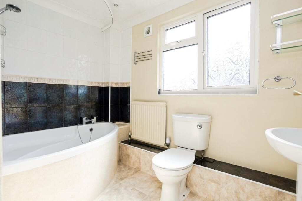 18 The Crescent, Horsham, West Sussex, RH12 1NB