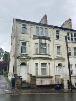 Top Floor Flat, 16 Clytha Square, Newport, NP20 2EE