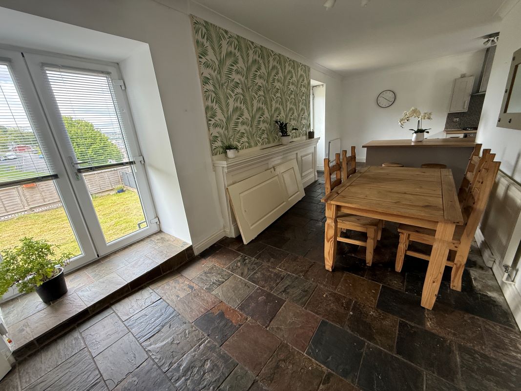 Drysiog Inn, 26 Commercial Street, Ebbw Vale, Gwent, NP23 6BS